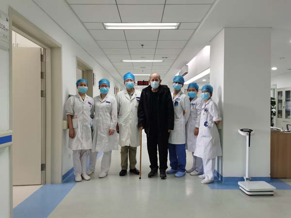11D普外科为百岁老人胆囊穿刺.jpg