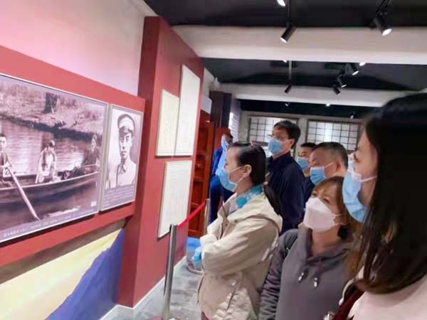 参观教育基地.jpg